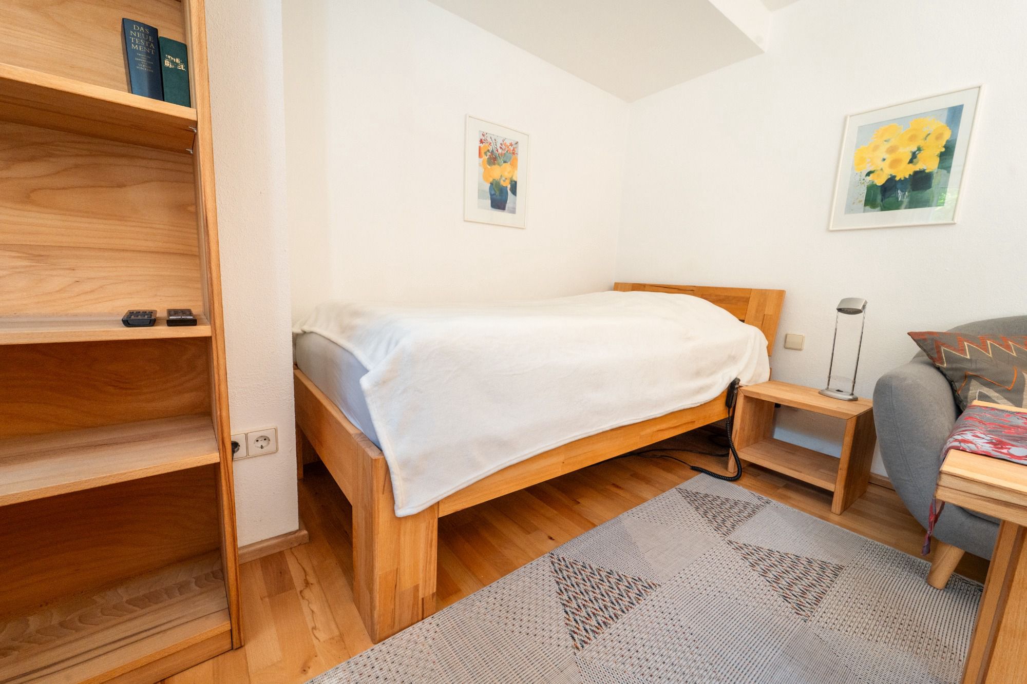 Schlafbereich und möblierter Wohnraum der 1-Zimmerwohnung in Stuttgart-Vaihingen