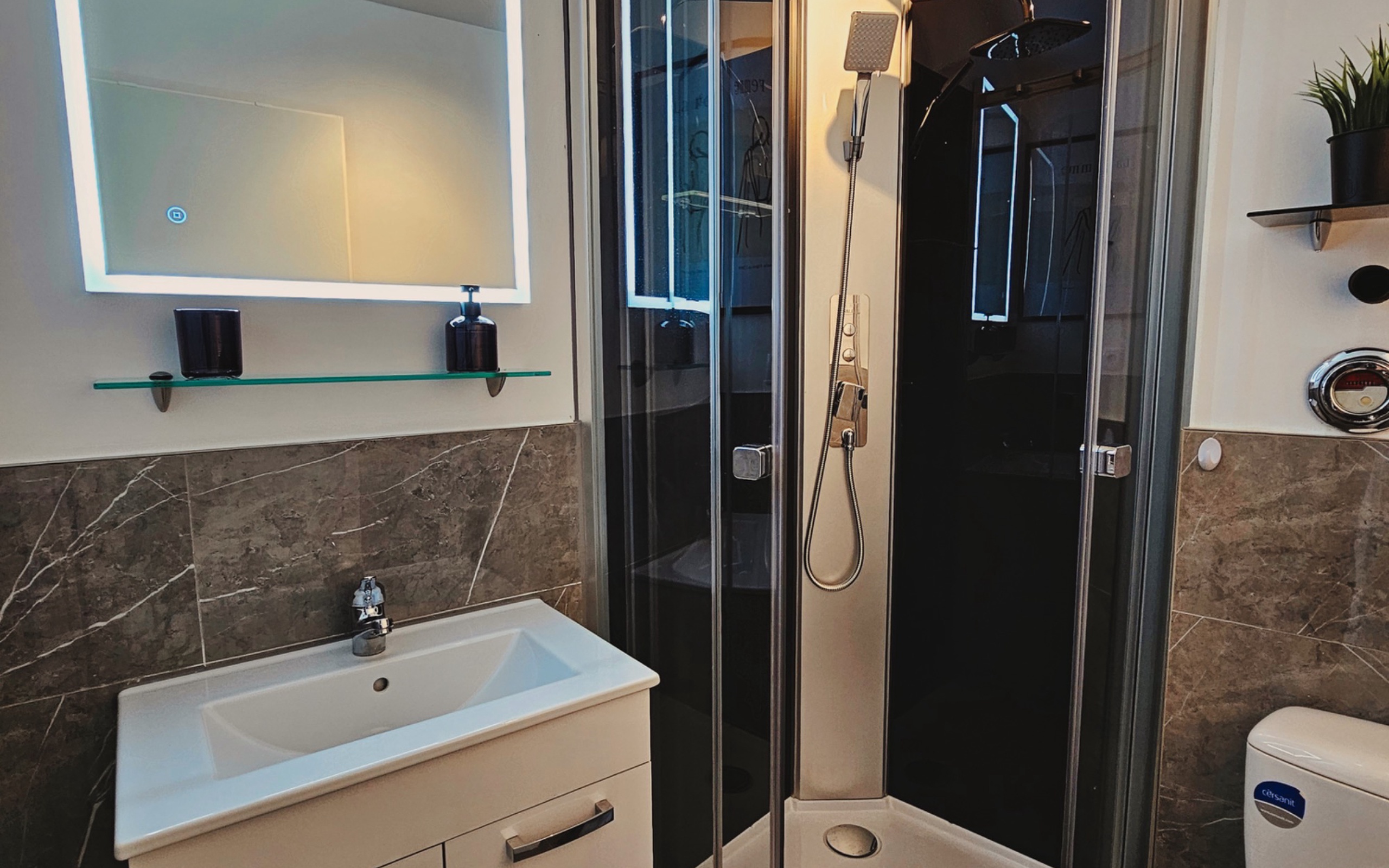 Badezimmer einer möblierten Wohnung in Mannheim