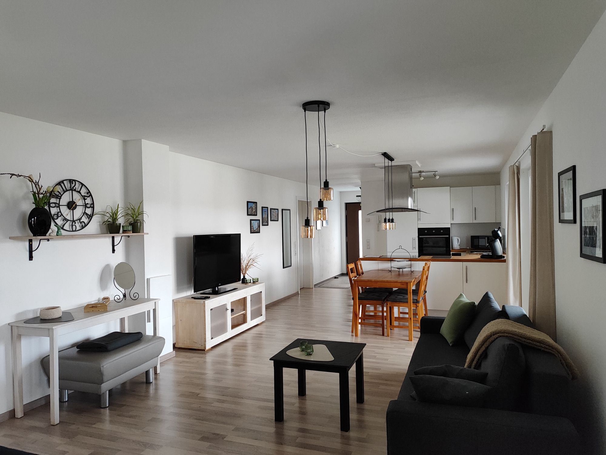 Weitere Ansicht des Wohnbereichs der möblierten Wohnung