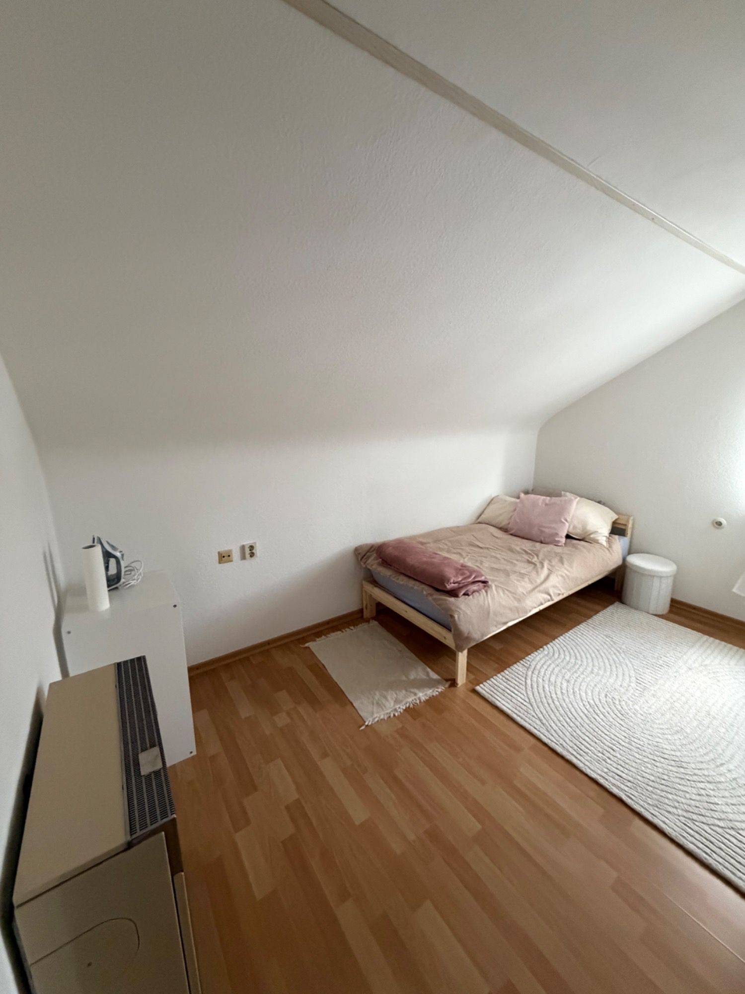 Möblierter Raum der Dachgeschosswohnung