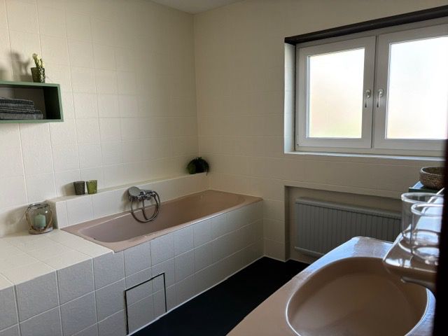 Badezimmer der möblierten Wohnung