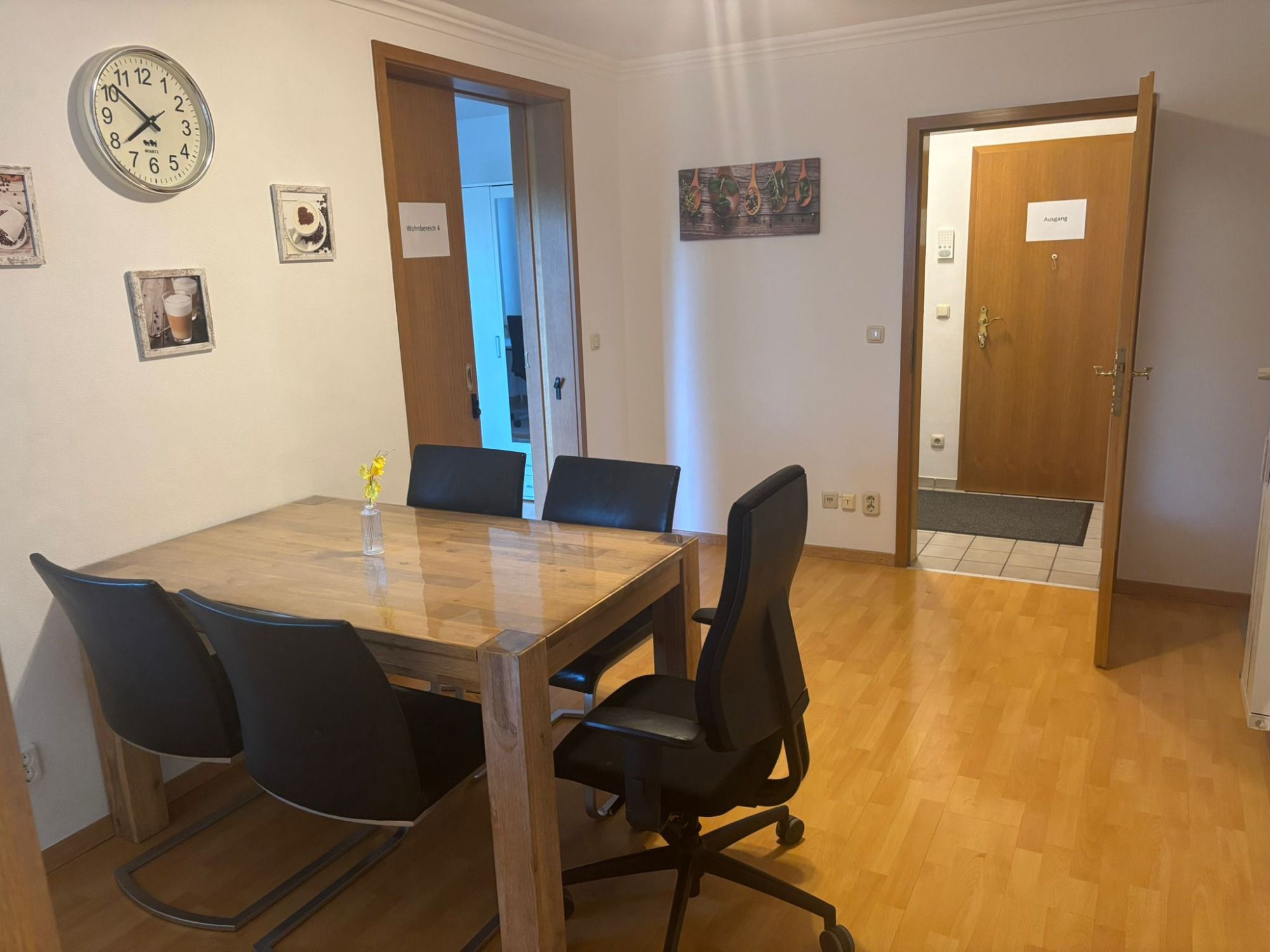 Gemeinsames Esszimmer in möblierter WG-Wohnung in Unterföhring nahe München