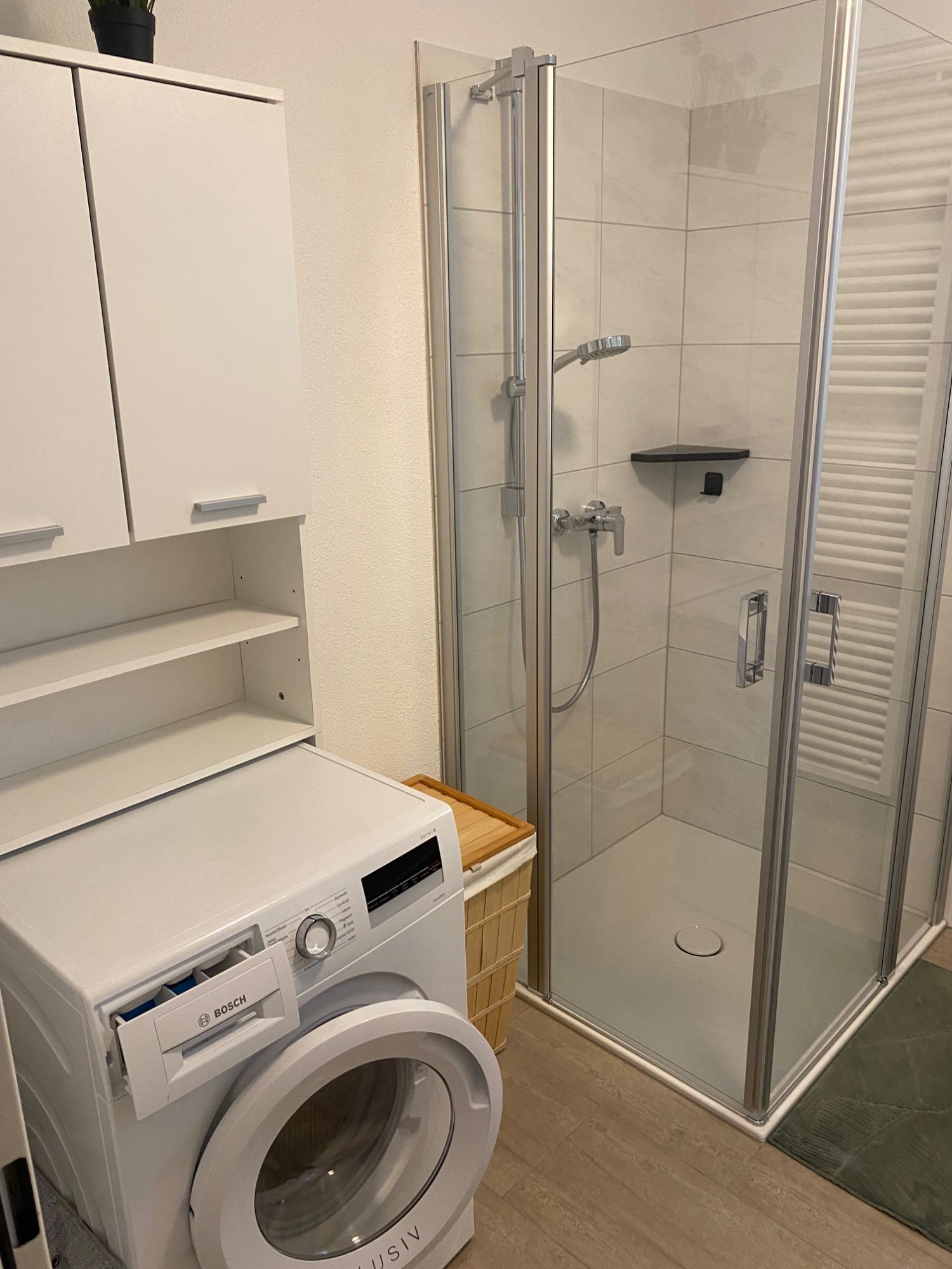 Badezimmer der möblierten Wohnung