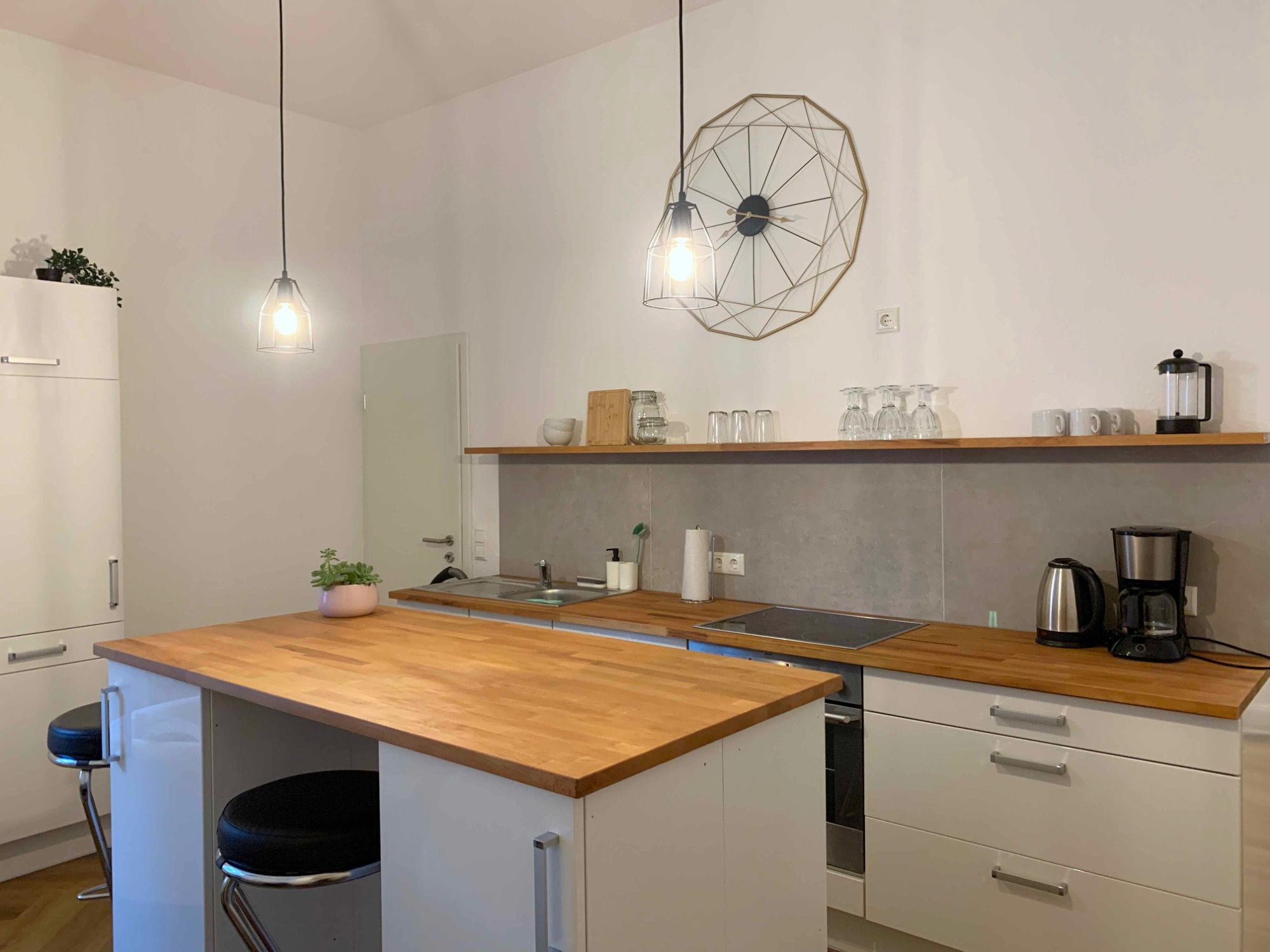 Weitere Küchenansicht der möblierten Wohnung in Wiesbaden