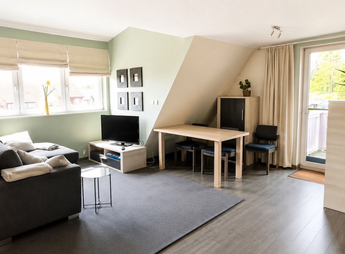 Wohnzimmer der möblierten 2-Zimmerwohnung in Nürnberg