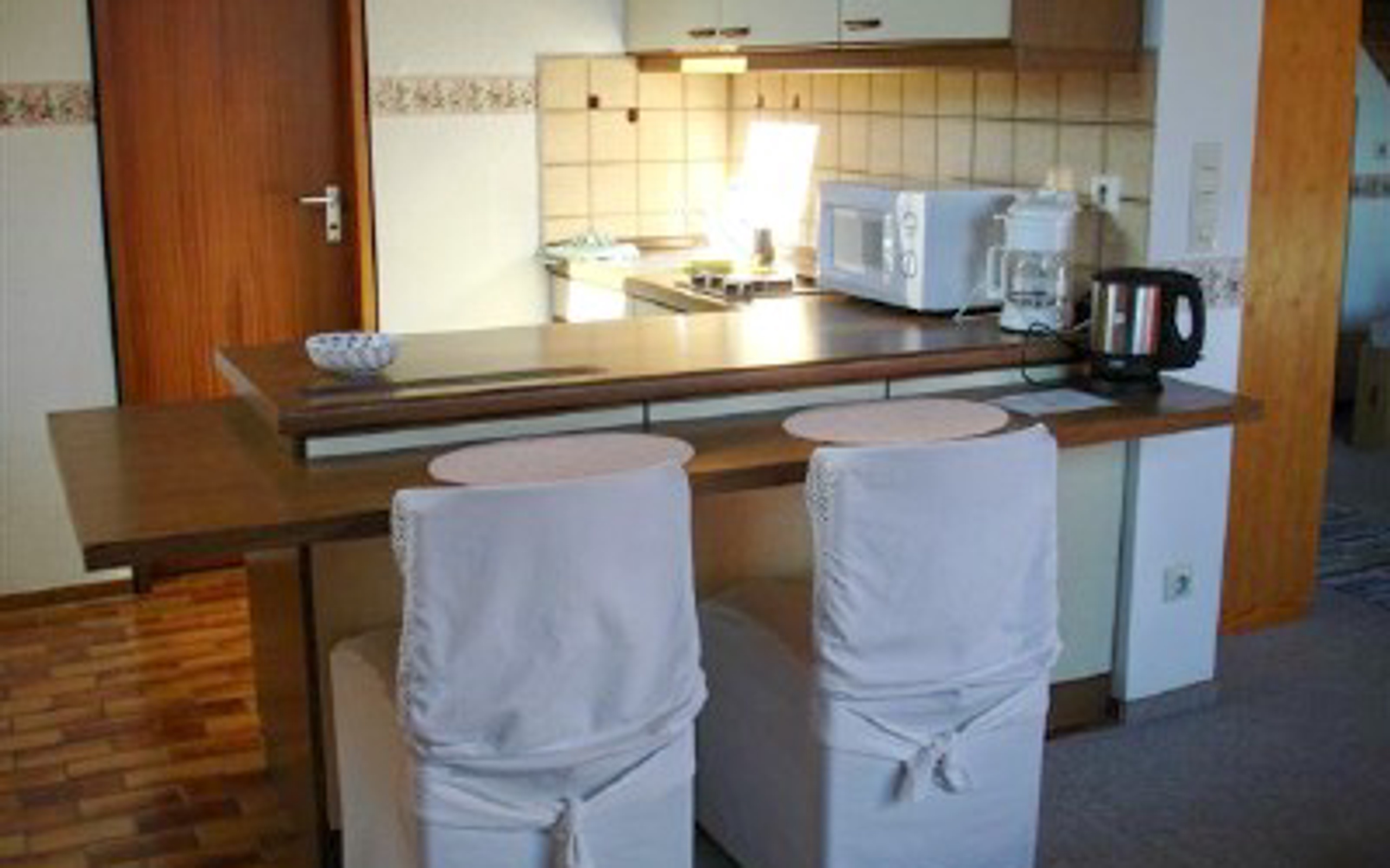 Küche mit Esstheke der Wohnung auf Zeit in Stuttgart