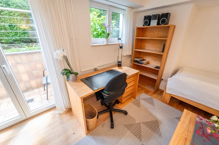 Arbeitsplatz und Wohnbereich für Projektarbeit Studium oder Forschung in Stuttgart-Vaihingen