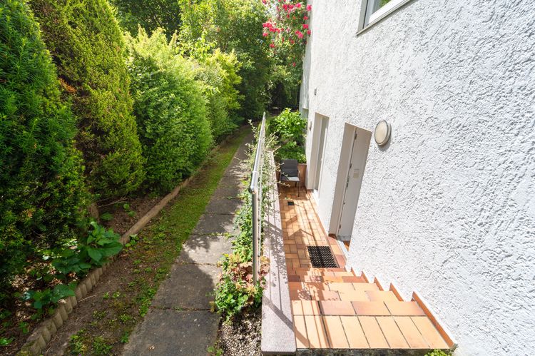Terrasse und grüner Außenbereich der Wohnung in Stuttgart-Vaihingen