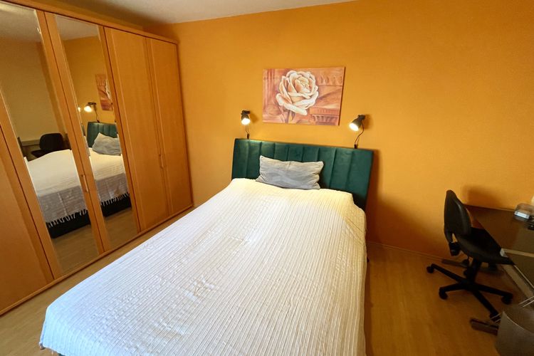 Schlafzimmer mit Boxspringbett und Arbeitsplatz in Schwetzingen