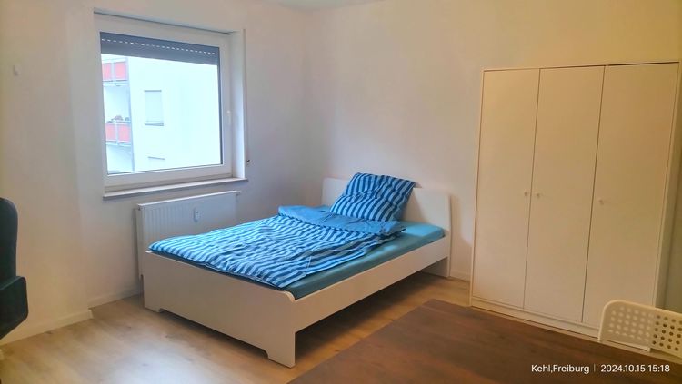 Bett und Schrank im WG-Zimmer Kehl