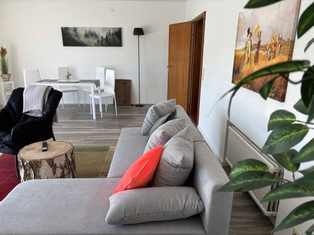 Wohn- und Essbereich der möblierten Wohnung