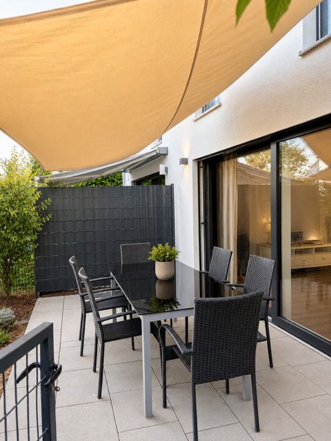 Eingezäunter Garten und Terrasse der möblierten Doppelhaushälfte in Benningen am Neckar